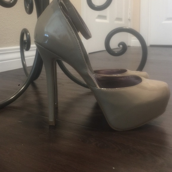 Shoes - Picture 2 of 4