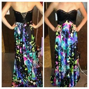 Multicolored corset back.