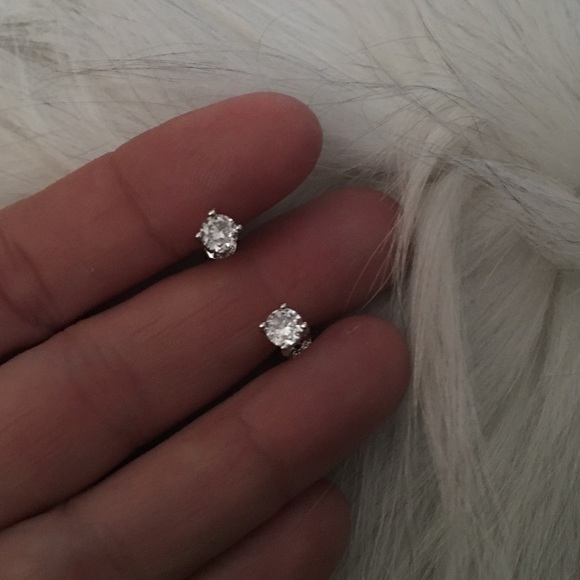 STERLING CZ POSTS APPROX 1 ct NWT 🌹