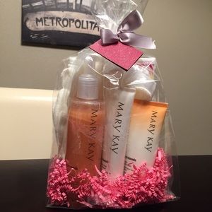 MARY KAY Satin Hands Set, Gift Tote, & Gloves