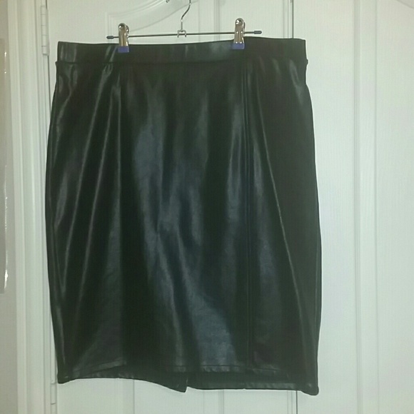 NWOT leather-like coated Ponte pencil skirt
