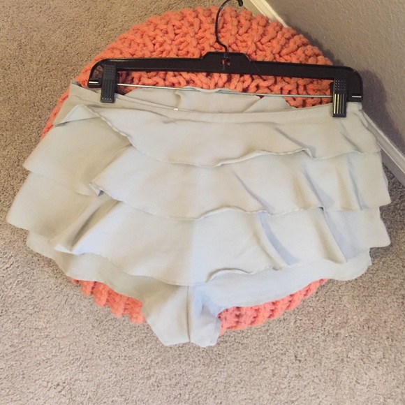 Urban Outfitters flouncy skirt/shorts - Picture 2 of 2