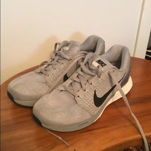 Gray and white nike lunarglide 7
