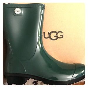 I'm selling real Authentic Ugg Rain boots