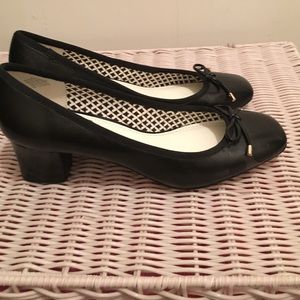Black vintage style pumps