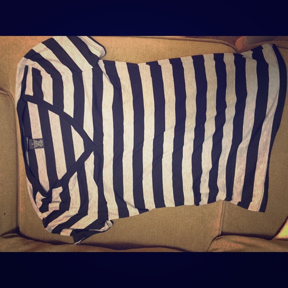 Super cute v neck!