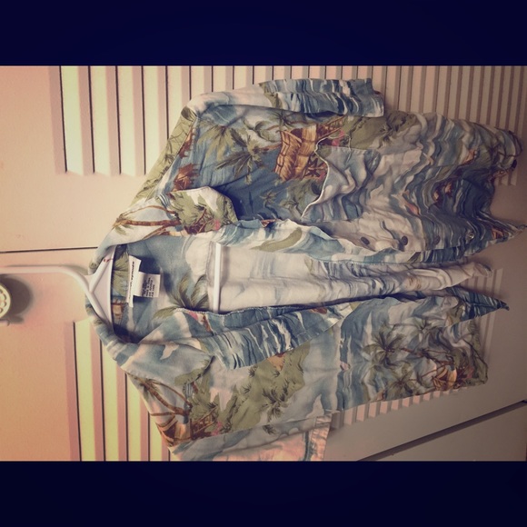 Super cute Hawaiian shirt!