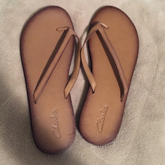 Tan clarks flip flops. Size 9