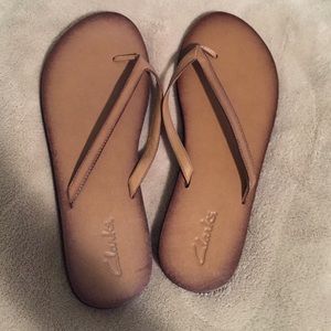 Tan clarks flip flops. Size 9