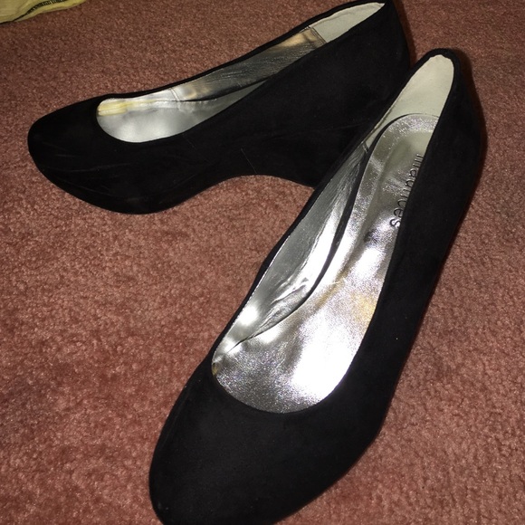 Black wedges