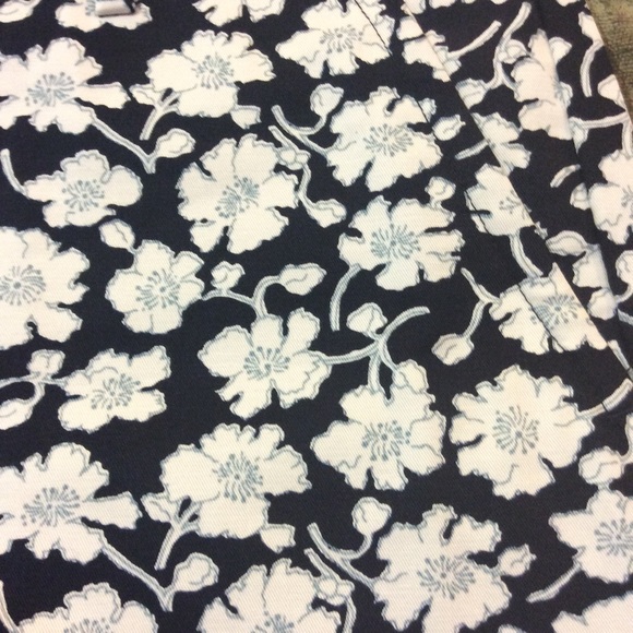 ANN TAYLOR floral signature chino shorts like new