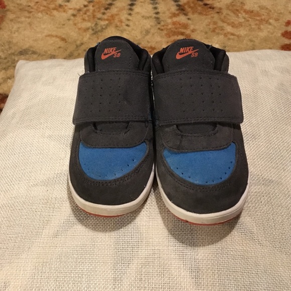 Nike shoes boys 8c