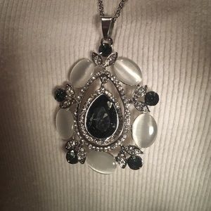 Silver necklace with pearl and smoke stones.