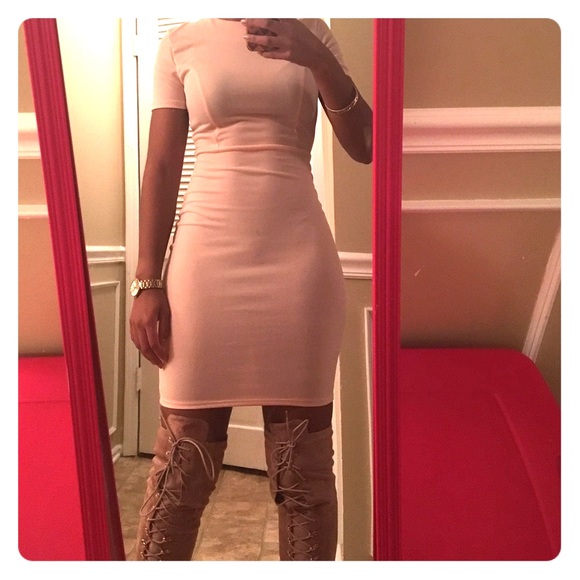 Blush fitted dress . Size 4 fits like a XS/S