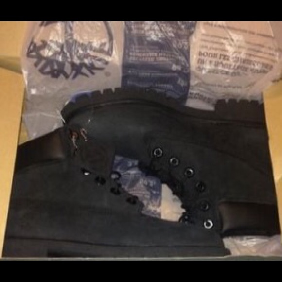 Selling these black timberlands 6 for $80.