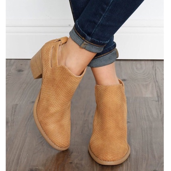 🚨1 HR SALE🚨JOSIE cut out bootie - Picture 2 of 3