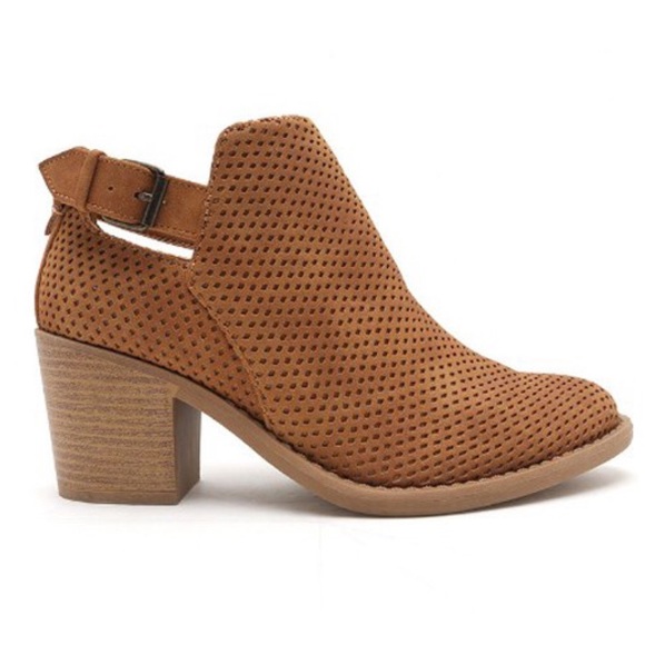 🚨1 HR SALE🚨JOSIE cut out bootie - Picture 3 of 3