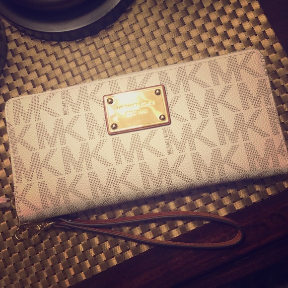 Michael kors jet set wristlet