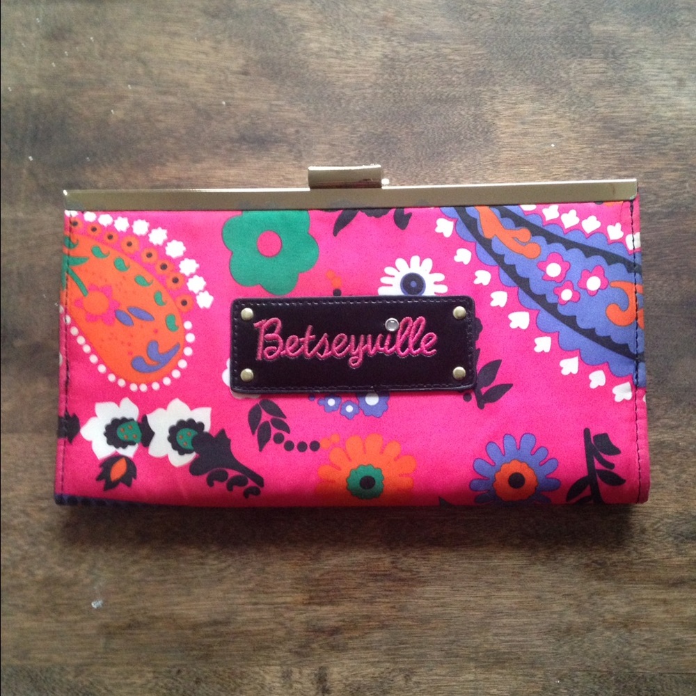 🤑Betsey Johnson Clutch