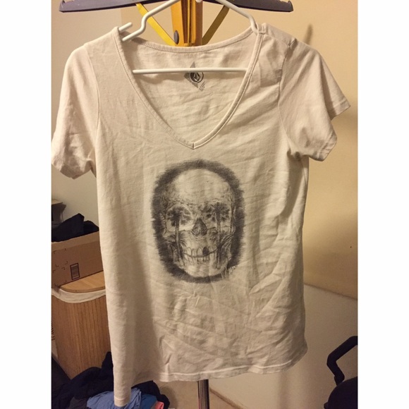 Volcom Tops - Volcom skull shirt