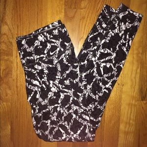 Nike Legend black quake tight leggings sz. Med.