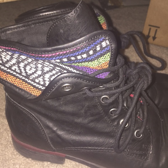 Tribal black boots - Picture 2 of 3