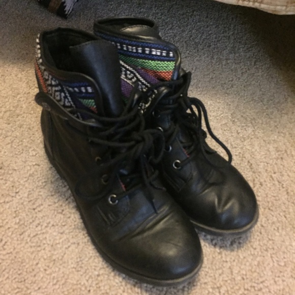 Tribal black boots - Picture 3 of 3