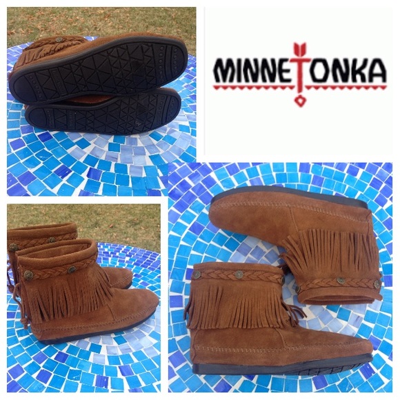 LIKE NEW!  Minnetonka Hi-top back zip fringe boots - Picture 3 of 4
