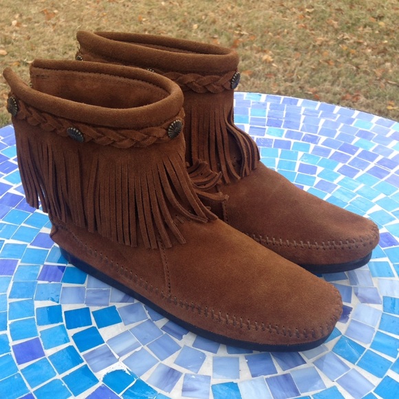 LIKE NEW!  Minnetonka Hi-top back zip fringe boots - Picture 4 of 4