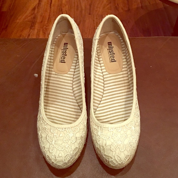 Unlisted lace shoes with woven wedge