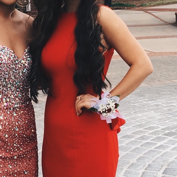 RED PROM DRESS 💃🏻 - Picture 3 of 4