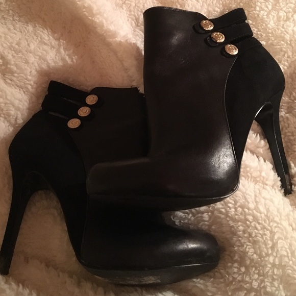 Black leather Guess boots