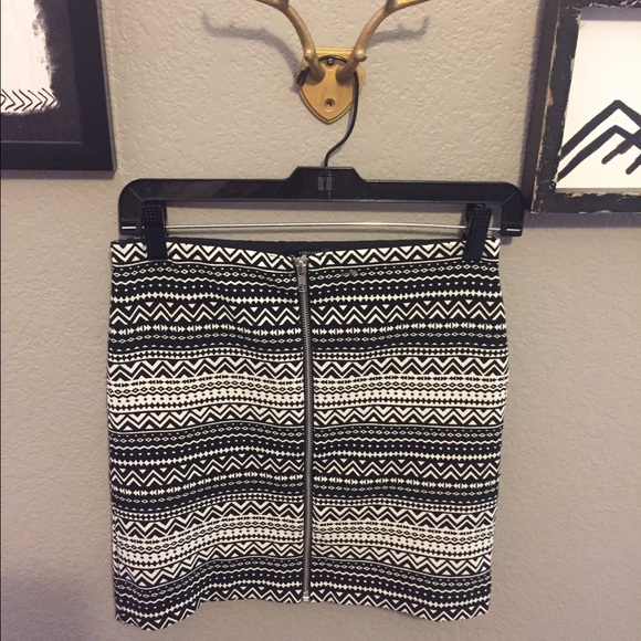 Tribal flattering mini skirt - Picture 1 of 2