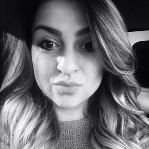 Meet your Posher, Claudia