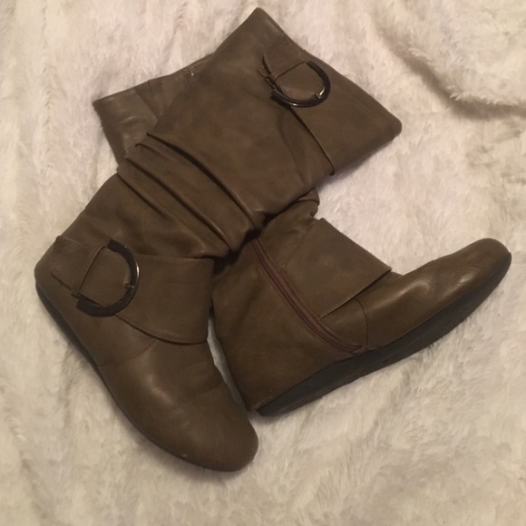 Brown boots - Picture 1 of 3