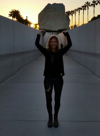 Back in Fashion Action! Shop on! - Picture 6 of 8