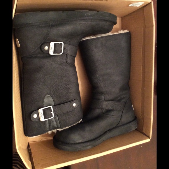 Size 6w UGG boots ( new) Kensington