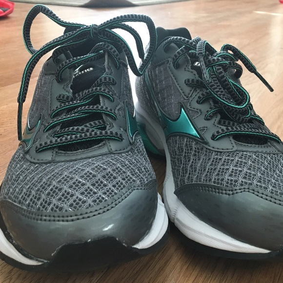 MIZUNO Wave Runner 19 (Size 8) - Picture 4 of 4