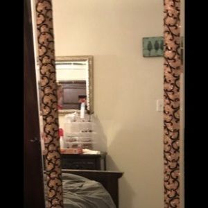 Mirror/jewelry vanity