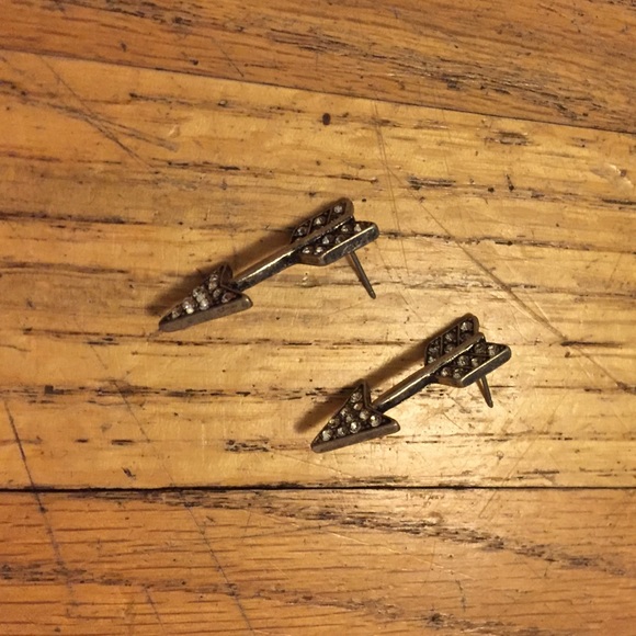 ⭐️Jeweled arrow earrings⭐️