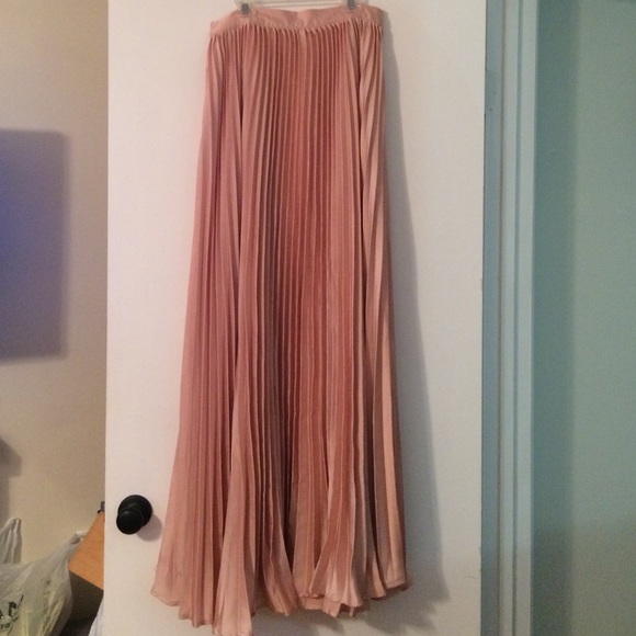 Pleated pink skirt