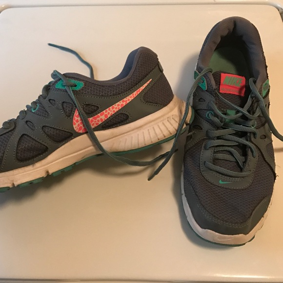 Nikes tennis shoes