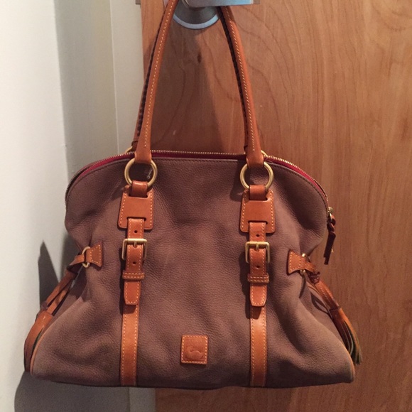 Beautiful Dooney& Bourke shoulder bag!