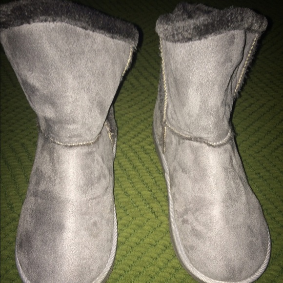 Grey Boots. Fits more like a size 10 than 9.
