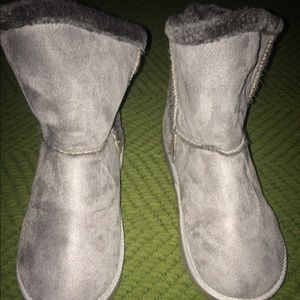 Grey Boots. Fits more like a size 10 than 9.