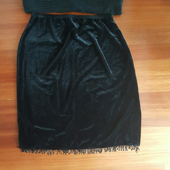 Elegant black velvet skirt. Size 16. - Picture 1 of 3