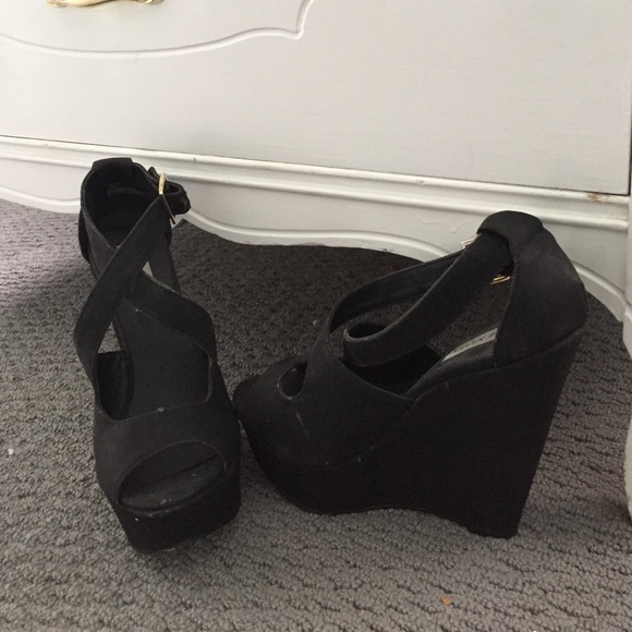STEVE MADDEN BLACK WEDGES SIZE 6.5/7