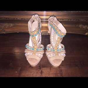 Le Silla Tan and Emerald Crystal Embellished Heels