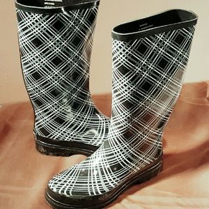ADORABLE RAIN BOOTS