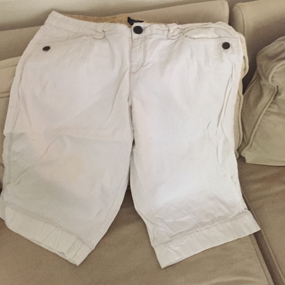 White cotton shorts. Great pocket detail. Size 16